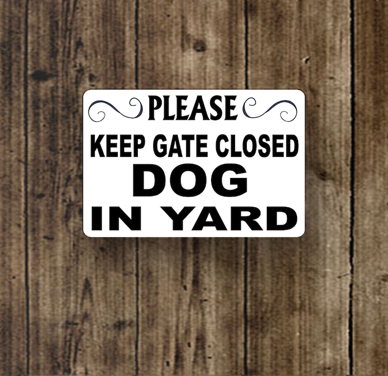 Puede incluir: Un cartel blanco con texto negro que dice "PLEASE KEEP GATE CLOSED DOG IN YARD". El cartel tiene un dise&ntilde;o decorativo de espiral en la parte superior e inferior.