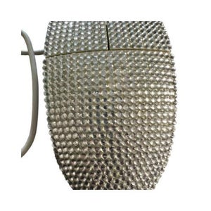 Puede incluir: Un ratón de ordenador plateado cubierto de pequeños pedrería reflectantes. El ratón tiene un cable conectado y una rueda de desplazamiento. La superficie está cubierta con un patrón de pedrería pequeña y muy junta.