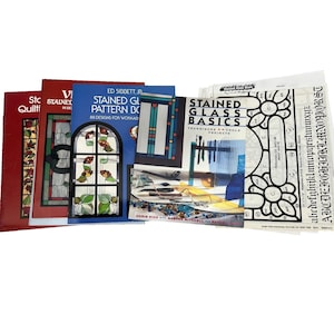 Lote de 7 livros de artesanato com padrões de vitrais, incluindo Ed Sibbett Jr., e "Noções básicas de quilting vitoriano".