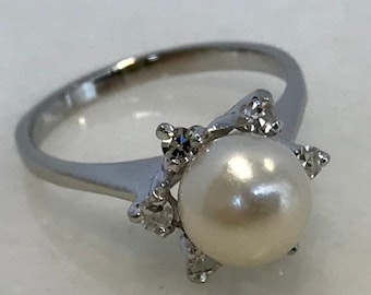 Stunning 14k White Gold Pearl and Diamond Ring