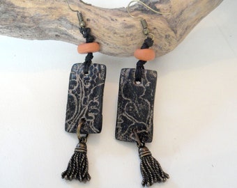 Boucles d’oreilles Artisan Dangle. Boho Chic Boucles d’oreilles de mode élégantes. Bijoux et accessoires faits à la main. Laiton noir Orange longueur 6.5cm. Idée cadeau