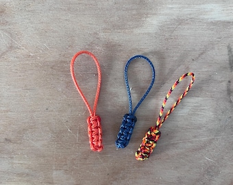 Tirador de cremallera, hecho a mano con micro cordón.