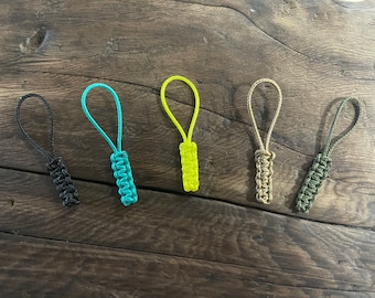 Tirador de cremallera, hecho a mano con micro cordón.