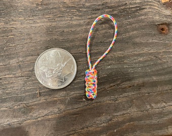 Tirador de cremallera, hecho a mano con micro cordón.