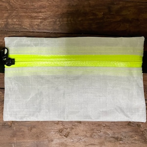 Ultraleichte Brieftasche, Mini-Kartenhalter, weißer Dyneema-Beutel mit neongelbem YKK wasserfestem Reißverschluss 800 ml, Dyneema-Brieftasche