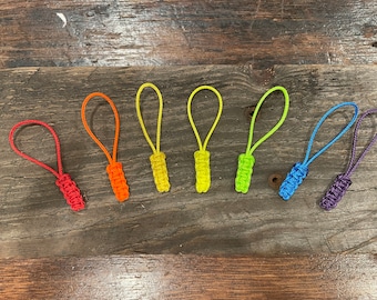 Tirador de cremallera, hecho a mano con micro cordón.