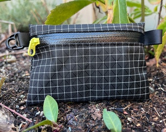 Cartera ultraligera de fibra de carbono 210D Gridstop con Dyneema®, cremallera YKK impermeable, funda EDC con anilla en D.
