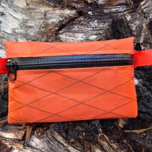 Cartera Xpac V07 ultraligera, minicartera en color NARANJA, con cremallera impermeable YKK negra, tarjetero, bolsa EDC