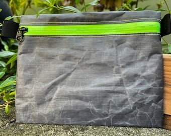 Portafoglio Dyneema Trail, portafoglio ultraleggero in fibra di cuben, portafoglio grigio 2.92 in dyneema, cerniera nera impermeabile YKK verde neon
