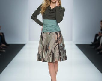 festliches Kleid ELLE von ungiko mit Wasserfallausschnitt langarm knielang mit Tellerrock und Taillenraffung khaki mint Viskosejersey Herbst