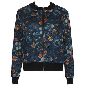 Może przedstawiać: Granatowa kurtka bomberka z kwiatowym wzorem w odcieniach niebieskiego, pomarańczowego i beżowego. Kurtka ma czarny kołnierz, mankiety i dół oraz zapięcie na zamek błyskawiczny na całej długości. Kwiatowy wzór pokrywa całą kurtkę.