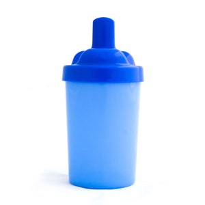 Puede incluir: Un vaso de aprendizaje de pl&aacute;stico azul con tapa y boquilla. El vaso est&aacute; dise&ntilde;ado para ni&ntilde;os.