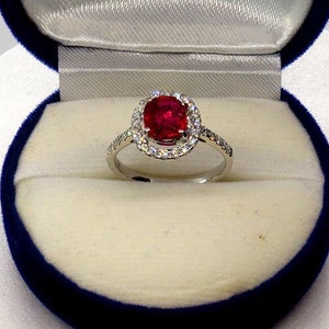 Superbe bague en or blanc 19.03K (Certifié) rubis naturel 2.01Cts certifié non chauffé (GIA)taillé en coussin diamants 0.30Cts Halo Ring