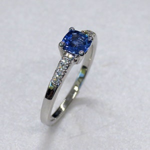 Superbe bague en or blanc 18.03K (Certifié) Bleu Saphir coussin 0.71Cts diamants 0.13Cts Halo Ring