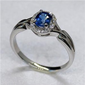 Superbe bague en or blanc 18.03K (Certifié) Bleu Saphir oval 0.63Cts diamants 0.10Cts Halo Ring