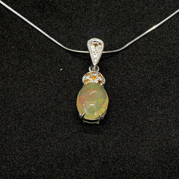 Superbe pendentif en Argent massif et sa chaine(Argent Sterling)avec une Opale Welo Éthiopienne, 7 pierres  Citrine.