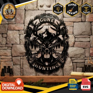 Op de afbeelding: Zwarte metalen wandkunst met een hertenkop met gekruiste geweren, omringd door een krans. De tekst "GONE HUNTING" is zichtbaar. Het ontwerp bevat de teksten "CUSTOM DESIGNS", "HAND DRAWN" en "TOOLPATH TESTED".