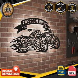 Könnte beinhalten: Ein schwarzes Wandkunstobjekt aus Metall mit zwei Motorrädern, Flammendetails und einem Banner mit dem Text FREEDOM RIDES. Das Design enthält Symbole für CUSTOM DESIGNS, HAND DRAWN, TOOLPATH TESTED sowie Symbole für DXF- und SVG-Dateien.