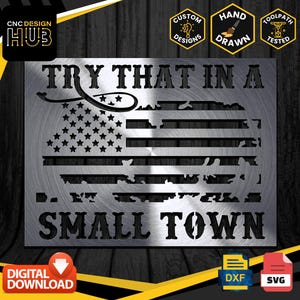 Könnte beinhalten: Ein Metallschild mit einem verwitterten amerikanischen Flaggen-Design und dem Text "TRY THAT IN A SMALL TOWN". Das Schild befindet sich auf einem dunklen Holzgrund.