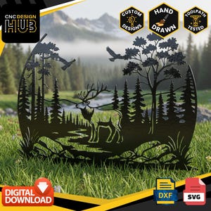 Könnte beinhalten: Schwarze Metall-Wandkunst, die eine Waldszene mit einem Hirsch, Bäumen und einem Fluss in einem ovalen Rahmen darstellt. Das Kunstwerk enthält den Text "CNC DESIGN HUB" und Symbole für kundenspezifische Designs, handgezeichnet und auf Werkzeugpfade getestet. Digitaler Download verfügbar.
