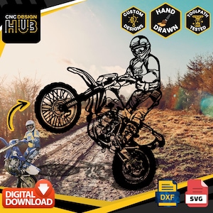Może przedstawiać: Czarno-biały projekt CNC motocyklisty motocrossowego na motocyklu Yamaha, wykonującego wheelie na torze ziemnym. Obraz zawiera tekst "CNC Design Hub" oraz ikony wskazujące na niestandardowe projekty, ręcznie rysowane i przetestowane.
