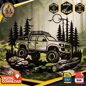 Puede incluir: Pieza de arte en metal negro que representa una camioneta todoterreno en un entorno forestal. El diseño incluye pinos, pájaros y una luna. Las palabras "CUSTOM DESIGNS", "HAND DRAWN" y "TOOLPATH TESTED" están en la imagen.