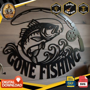 Könnte beinhalten: Ein schwarzes Wandkunstobjekt aus Metall mit einem springenden Fisch, einer Angelrute und dem Schriftzug GONE FISHING. Das Design zeigt stilisierte Wasserwellen unter dem Fisch. Diese digitale Datei ist für CNC-Schnitte gedacht und enthält DXF und SVG.