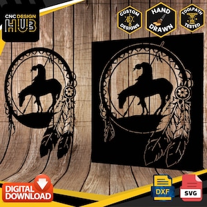 Könnte beinhalten: Ein schwarz-weißes digitales Download-Design eines amerikanischen Ureinwohners, der auf einem Pferd in einem Traumfänger mit Federn reitet. Das Design ist mit "Custom Designs", "Hand Drawn" und "Toolpath Tested" gekennzeichnet.