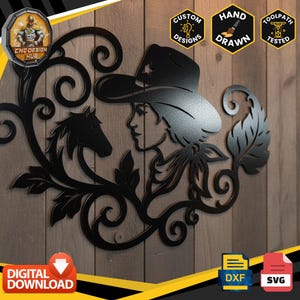 Puede incluir: Una pieza de arte mural de metal negro que presenta la silueta de una persona con sombrero de vaquero y pañuelo, junto a una cabeza de caballo. El diseño está rodeado de volutas decorativas y hojas. Incluye iconos de archivos digitales.