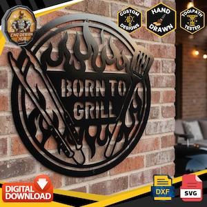 Può includere: Un'insegna da parete circolare in metallo nero con il testo BORN TO GRILL al centro, circondato da ritagli di fiamme e sagome di una spatola e di una pinza. Il design include piccole icone etichettate CUSTOM DESIGNS, HAND DRAWN e TOOLPATH TESTED.