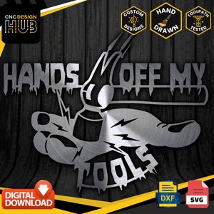 Op de afbeelding: Een digitale download van een CNC-ontwerp voor een metalen bord met de tekst "Hands Off My Tools". Het ontwerp toont een hand die een hamer vasthoudt met bliksem eromheen. Het ontwerp is beschikbaar in DXF- en SVG-formaten.