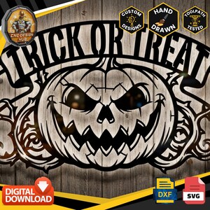 Könnte beinhalten: Ein Wandkunstobjekt aus schwarzem Metall, das einen geschnitzten Kürbis mit einem gezackten, finsteren Gesicht zeigt. Der Text "TRICK OR TREAT" ist über dem Kürbis gebogen. Das Design enthält dekorative Schnörkel und drei kleine Symbole.