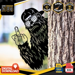 Könnte beinhalten: Schwarz-weiße digitale Illustration eines Affen, der eine Baseballkappe und eine Sonnenbrille trägt und den Mittelfinger zeigt. Der Affe schaut hinter einem Baumstamm hervor. Das Bild enthält den Text "CNC Design Hub", "Custom Designs", "Hand Drawn" und "Toolpath Tested".