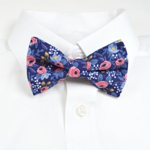 Papillon floreale Rosa in blu navy/Cravatta floreale/Cravatta da matrimonio/Papillon per cani/Papillon per ragazzi/Papillon da uomo/Papillon per sposo/Fiocco per capelli/Carta fucile/Regalo per lui