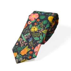 Cravatta floreale nera Poppy Fields - Regalo per matrimonio, compleanno, ballo di fine anno, sposo, fazzoletto da taschino