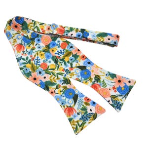 Papillon da annodare Petit Blue Garden Party, papillon da annodare floreale, cravatta da matrimonio, cravatta da uomo, fazzoletto da taschino, regalo per lui, papillon da annodare floreale