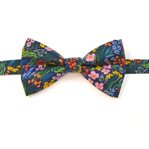 Cravatta da matrimonio/Papillon floreale blu Bramble Lea/Cravatta da uomo/Cravatta da ragazzo/Cravatta da bambino/Cravatta da adolescente/Regalo fatto a mano/Cravatta da sposo/Papillon da matrimonio