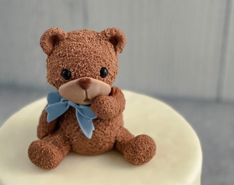Topper na tort z misiem z masy cukrowej, dekoracja na tort z misiem, dekoracja na baby shower lub pierwsze urodziny, topper na tort leśny, opcjonalnie neutralny, akrylowy, dekoracja na tort
