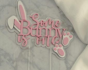 Some Bunny Is One Cake Topper Bunny Pierwsze Urodziny Topper Tort Niestandardowy Wiek Topper Tort Króliczek Wielkanoc Urodziny Dekoracja Akrylowa Topper Tort