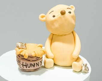 Inspirowana Kubusiem Puchatkiem spersonalizowana ozdoba na tort urodzinowy lub na baby shower z motywem misia