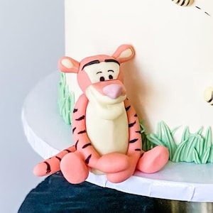 Klassieke op Tijger geïnspireerde aangepaste beer gelukkige verjaardag of babyshower taarttopper geïnspireerd door Winnie de Poeh