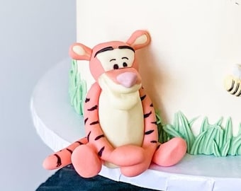 Klasyczny, inspirowany Kubusiem Puchatkiem niedźwiedź na urodziny lub na baby shower
