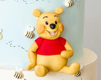 Inspirowana Kubusiem Puchatkiem spersonalizowana ozdoba na tort urodzinowy lub na baby shower z misiem