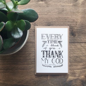 Elke keer als ik aan je denk, dank ik mijn God - Schriftwenskaart - Filippenzen 1:3 - handschrift - Type door Alice