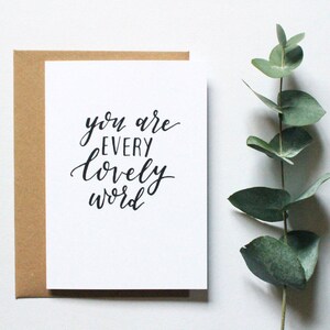 Eres cada tarjeta de palabras encantadora - tipografía de tarjeta con letras a mano