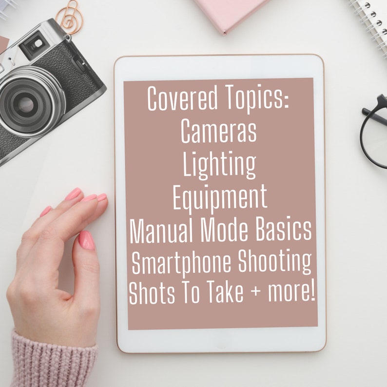 Puede incluir: Una tableta blanca con un fondo marr&oacute;n claro que muestra el texto "Covered Topics: Cameras, Lighting, Equipment, Manual Mode Basics, Smartphone Shooting, Shots To Take + more!"