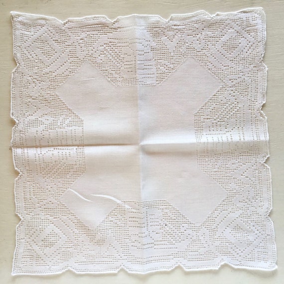 Antique Linen Handkerchief with Cutwork Edge, Vin… - image 2