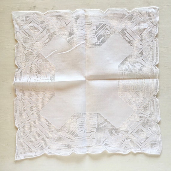 Antique Linen Handkerchief with Cutwork Edge, Vin… - image 7