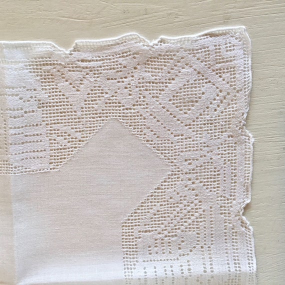 Antique Linen Handkerchief with Cutwork Edge, Vin… - image 3