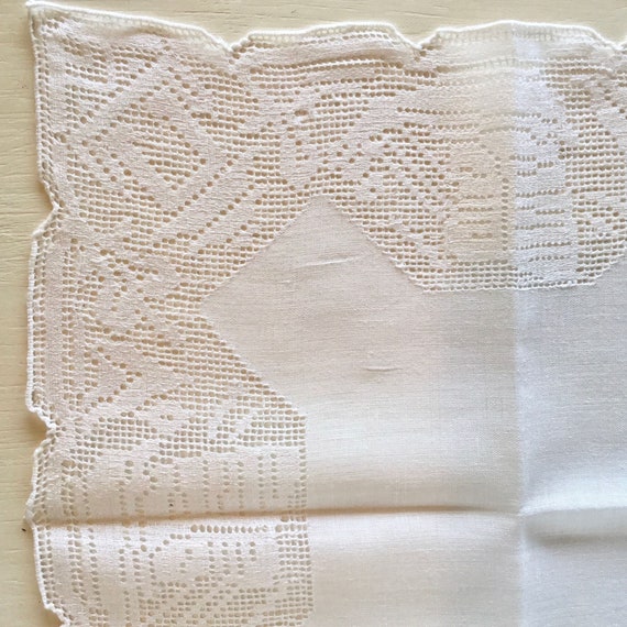 Antique Linen Handkerchief with Cutwork Edge, Vin… - image 4